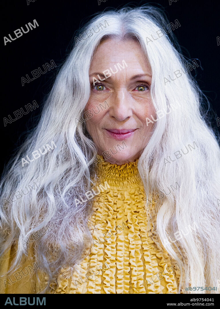 Madrid, 20/02/2023. Ifema. Mbfw Madrid. Mercedes Benz Fashion Week Madrid. Modelos Mayores, Veteranas, top Model Veterana, Silver Models, modelo Silver. Desfile de Teresa Helbig de 2021 09 17. Modelo Pino Montesdeoca. Foto: de san Bernardo. Archdc.