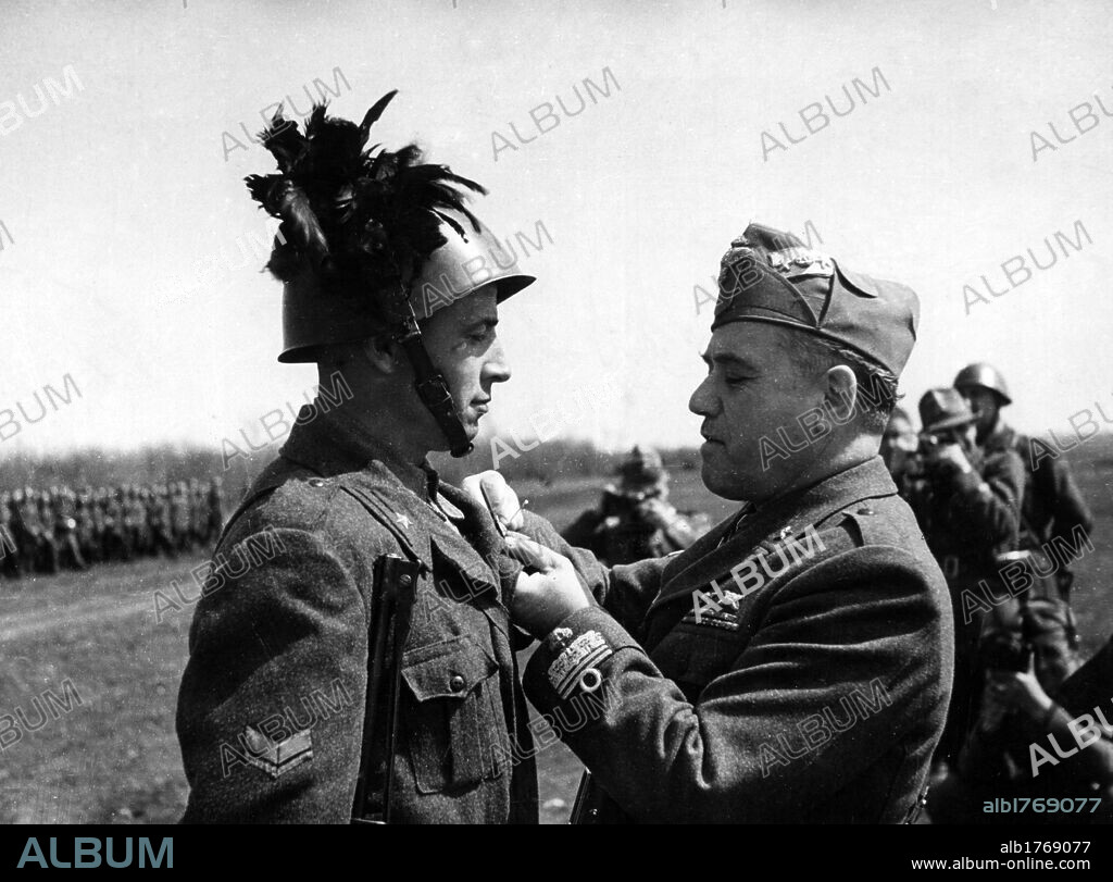 Giovanni Messe decorates a bersagliere. General Giovanni Messe, commander of the CSIR (Italian Expeditionary Corps in Russia), decorates a bersagliere who had distinguished himself during the occupation of Stalino, present Donetsk. Stalino, November 1941.