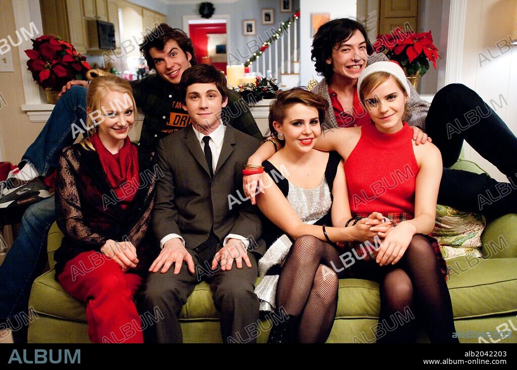 ADAM HAGENBUCH, EMMA WATSON, ERIN WILHELMI, EZRA MILLER, LOGAN LERMAN and MAE WHITMAN in THE PERKS OF BEING A WALLFLOWER, 2012, directed by STEPHEN CHBOSKY. Copyright SUMMIT ENTERTAINMENT.