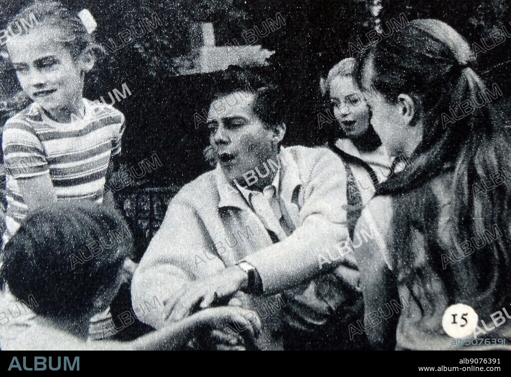 Newspaper review of the The Mind Benders, a 1963 British thriller film, photograph of Dirk Bogarde, Georgina Moon, Timothy Beaton and Teresa Van Hoorn.