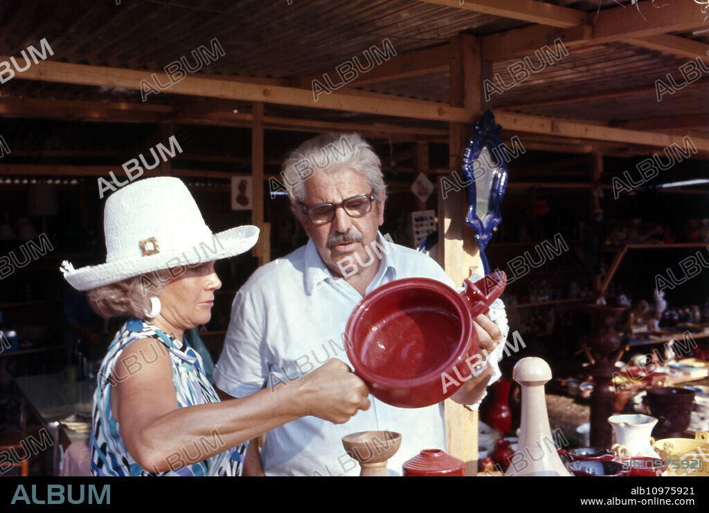 Folklore actor Willy Millowitsch and his wife Gerda enjoying their summer vacation at Elba, Italy 1974.