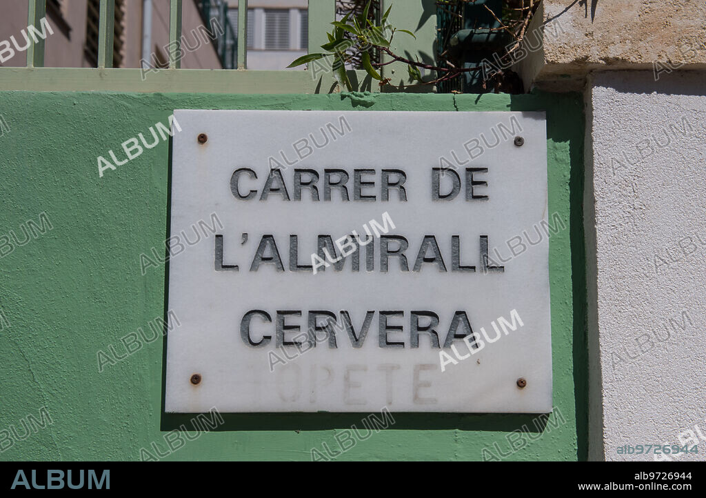 Palma de Mallorca, 23/03/2021. Cambio de nombre de calles en Palma que estaban incluidas en el censo de elementos franquistas. En la imagen, la placa de la calle d L'Almirall Cervera que pasará a llamarse calle de Pere Rosell. Foto: Alberto Vera. ARCHDC.