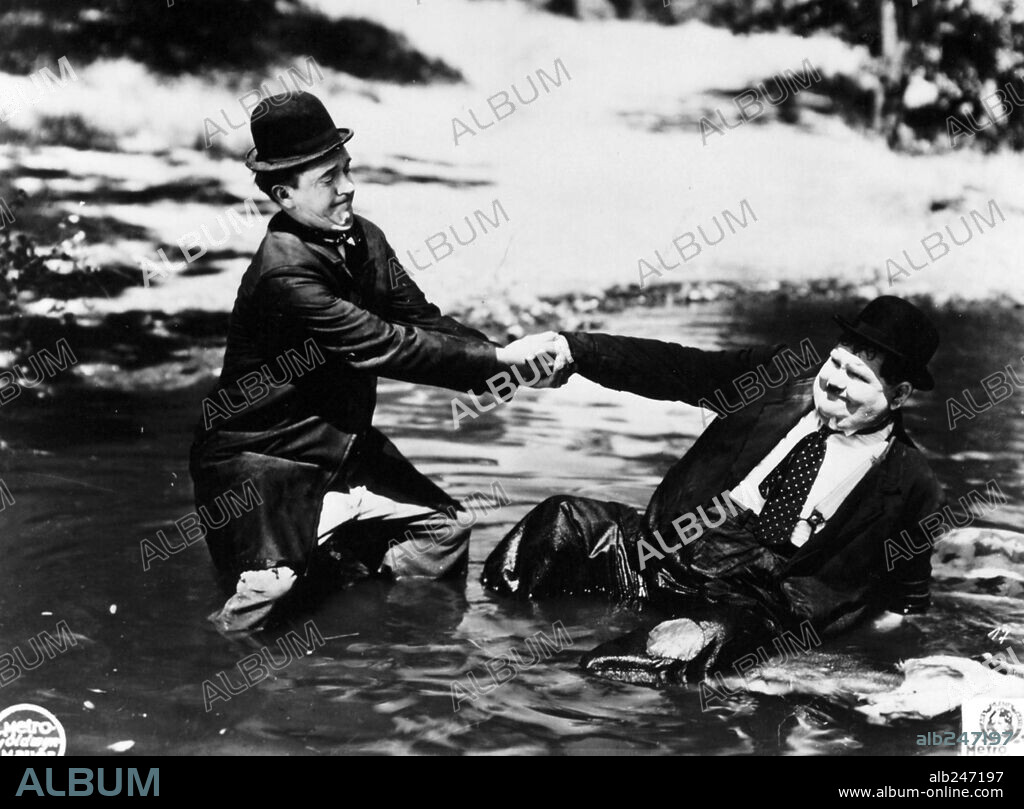 OLIVER HARDY und STAN LAUREL in LAUREL & HARDY - ZWEI RITTEN NACH TEXAS, 1937 (WAY OUT WEST), unter der Regie von JAMES W. HORNE. Copyright STAN LAUREL PRODS/HAL ROACH/M.G.M.