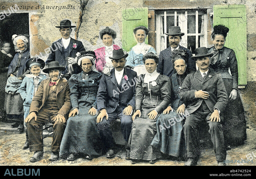Groupe d'Auvergnats, Mariage, carte postale colorisee vers 1900. Mariage a la campagne, noce paysanne. Collection privee. Credit Collection NB/KHARBINE TAPABOR.