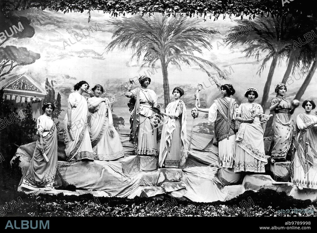 Junio 1912. Fiesta de la poesía Andaluza en Granada. Distinguidas Señoritas que Representaron A las nueve Musas en sustitución de la Reina de la Fiesta. De  izquierda A Derecha: María  Amaro, Felisa Nestores, Lola Burgos, María  de P. Montes, Concha García Zamora, Luisa Castilla, acacia Jiménez, Pilar Aravaca y Ángeles España. -fecha Aproximada.