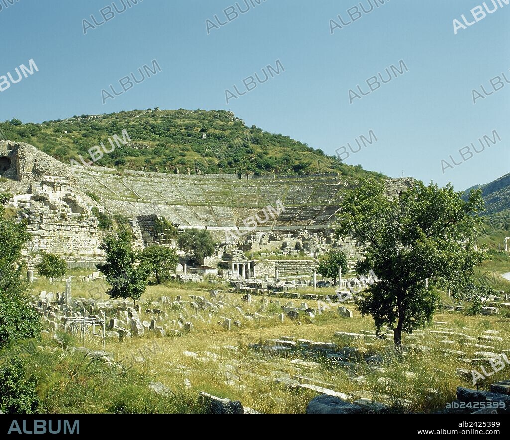 ARTE GRIEGO. HELENISTICO. ASIA MENOR. EFESO. Vista general del GRAN TEATRO, construido durante el reinado de Lisímaco, en el siglo III a. C., en la ladera del Monte Pión. Más tarde fué modificado y ampliado. Es el teatro antiguo de mayor tamaño del país, con una capacidad para 24.000 espectadores. TURQUIA. Península Anatólica.