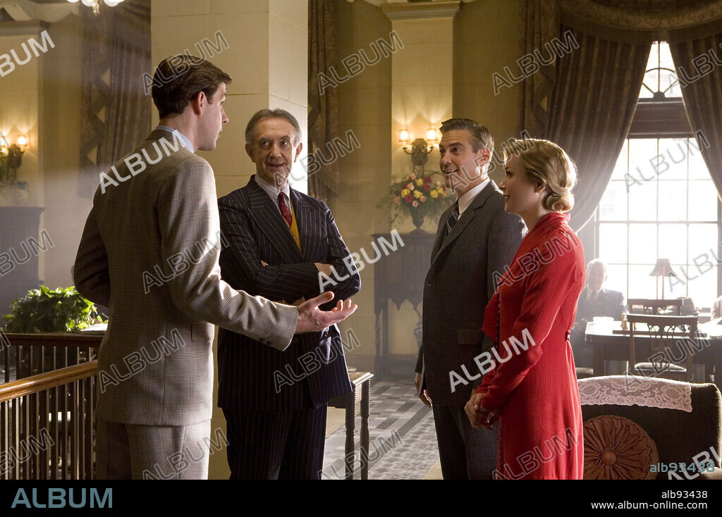GEORGE CLOONEY, JOHN KRASINSKI y JONATHAN PRYCE en ELLA ES EL PARTIDO, 2008 (LEATHERHEADS), dirigida por GEORGE CLOONEY. Copyright CASEY SILVER PRODUCTIONS/OUTLAW PROD/SMOKE HOUSE / GORDON, MELINDA SUE.