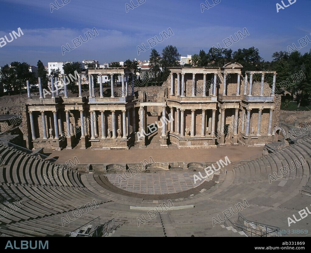 Teatro Romano de Mérida, Badajoz.16 - 15 a.C.Vista general. (Diámetro total: 96m. Diámetro orchestra: 30 m.) Podía contener 6.000 espectadores.