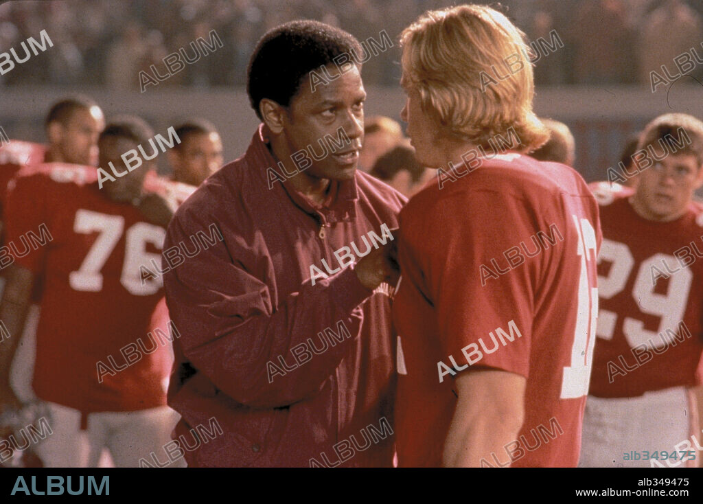 DENZEL WASHINGTON in REMEMBER THE TITANS, 2000, directed by BOAZ YAKIN. Copyright WALT DISNEY PICTURES.