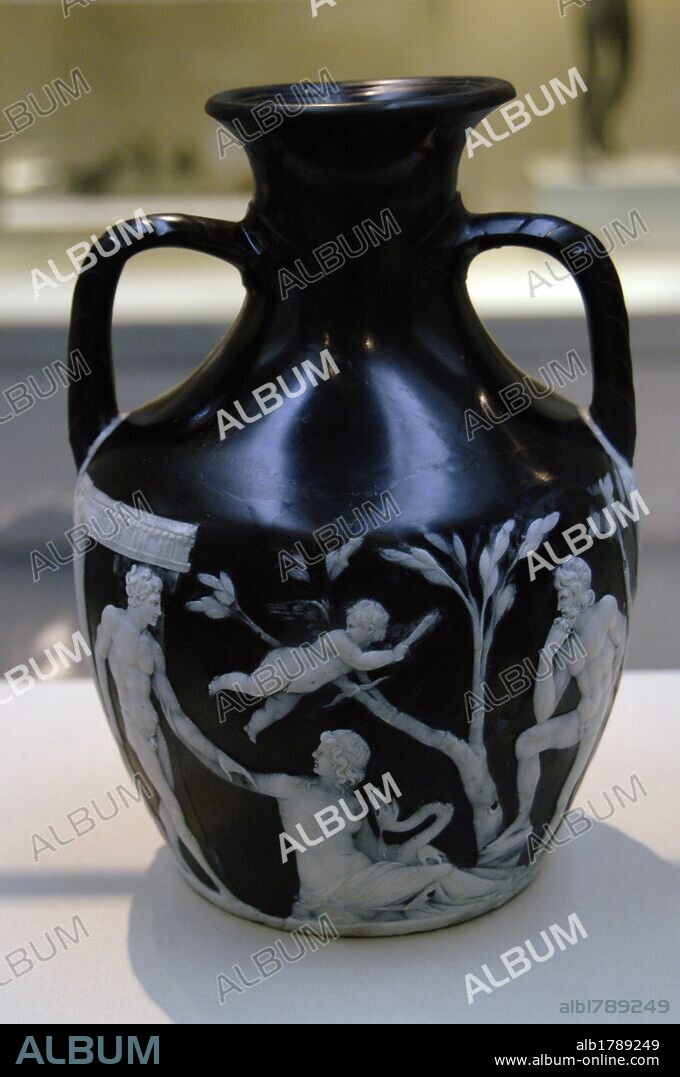 ARTE ROMANO. ITALIA. S. I. d. C. VASO PORTLAND. Vaso realizado en pasta de vidrio entre los años 20-100 d. C. Es de cuerpo globular y cuello estrecho con dos asas y está decorada con representaciones de escenas mitológicas de amor o matrimonio. Según diversas interpretaciones, puede que las figuras principales representen al héroe PELEO y la ninfa del mar TETIS de cuya unión nació Aquiles. Museo Británico. Londres. Inglaterra. Reino Unido.