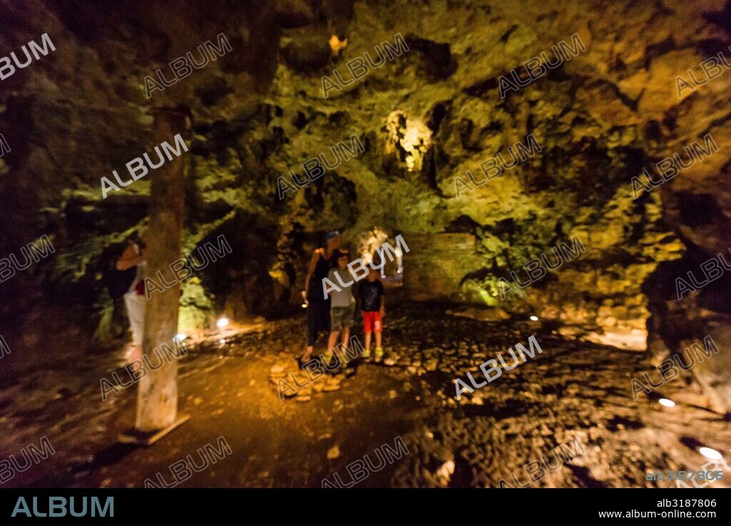 cueva del Dragón de Wawel, bajo la colina de Wawel, Cracovia,Polonia,  eastern europe.