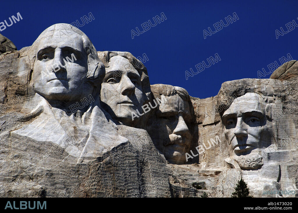ESTADOS UNIDOS. MOUNT RUSHMORE (MONTE RUSHMORE). Vista de las cabezas de los presidentes norteamericanos, de izqda. a dcha.: George WASHINGTON, Thomas JEFFERSON, Theodore ROOSEVELT y Abraham LINCOLN, esculpidas entre 1927 y 1941 por Gutzon BORGLUM. Declarado Monumento Nacional en 1925. KEYSTONE. Estado de Dakota del Sur.