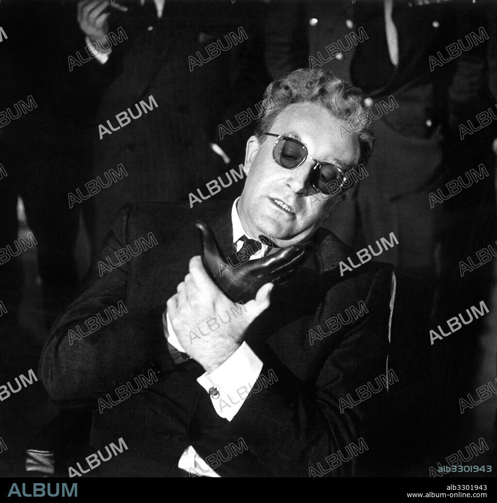 PETER SELLERS dans DR. STRANGELOVE OR: HOW I LEARNED TO STOP WORRYING AND LOVE THE BOMB, 1964, réalisé par STANLEY KUBRICK. Copyright HAWK FILMS PROD/COLUMBIA.
