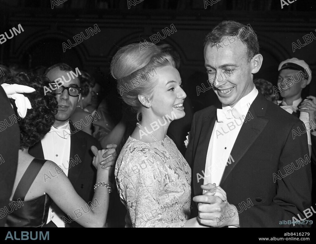 STOCKHOLM 1962-12-10. Nobelpristagaren i medicin dr James Watson dansar med Helena Friberg, dotter till professor Sten Friberg under Nobelbanketten i Stockholms Stadshus . Foto: Folke Hellberg / DN / TT / Kod: 23. **SvD OUT**.