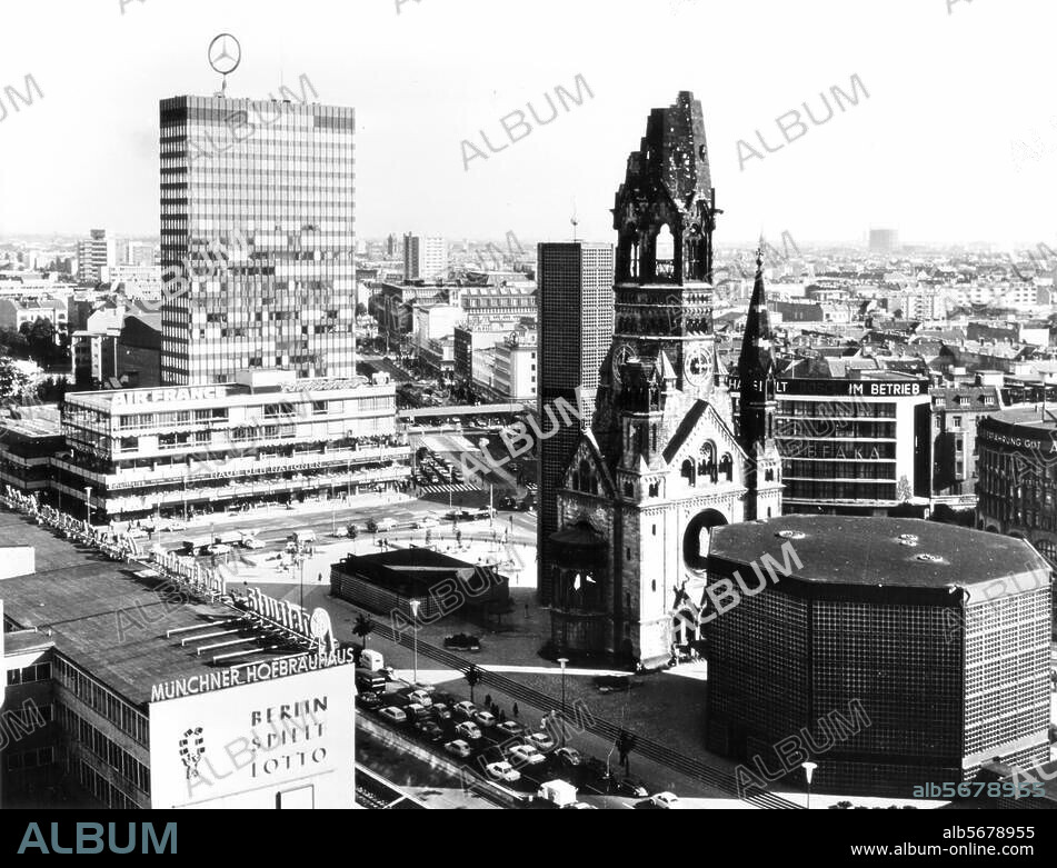 Berlin-Charlottenburg, Kaiser-Wilhelm-Gedächtniskirche. (1891-95 erbaut von F.Schwechten; kriegszerstört; 1961-63 Neubau durch E.Eiermann). Ansicht mit Europa-Center. Foto, 1965.