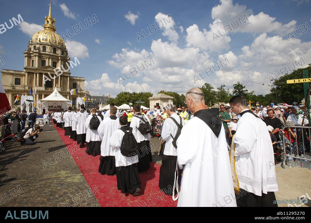 Mass on Place Vauban at the end of a traditionalist Catholic pilgrimage organised by Saint Pie X fraternity, Paris, France, Europe.