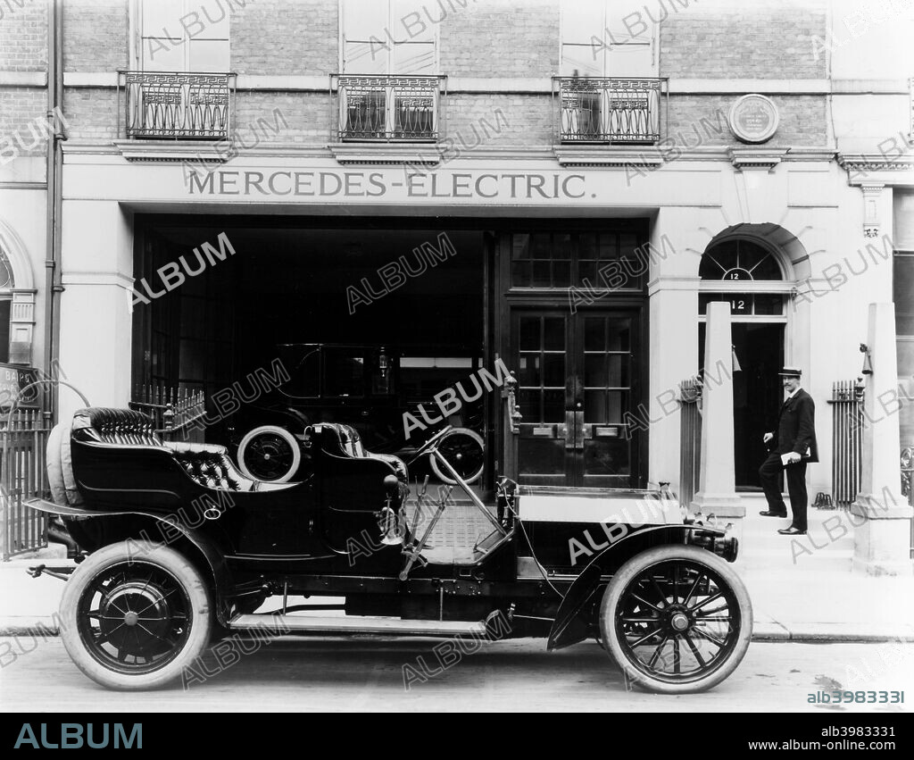 1907 Mercedes-Mixte Touring car, 1907. The car is parked outside the Mercedes showroom at 12 Saville Row, London.