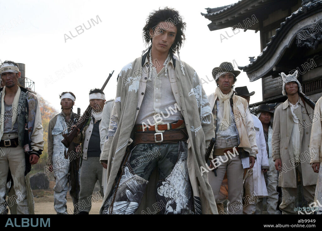 YUSUKE ISEYA en SUKIYAKI WESTERN DJANGO, 2007, dirigida por TAKASHI MIIKE. Copyright DENTSU PRODUCTIONS LTD.
