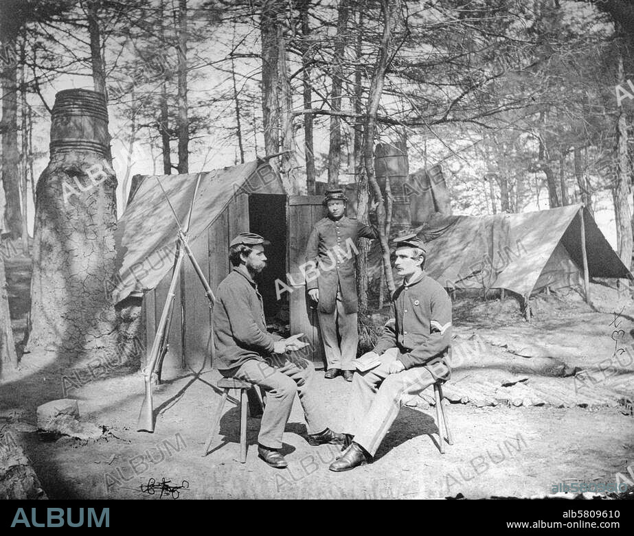 Amerikanischer Sezessionskrieg 1861-65. Soldaten der Kompanie H, des 44. Indiana-Infanterieregiments vor ihrer Unterkunft. Photographie (Mathew Brady), undat.