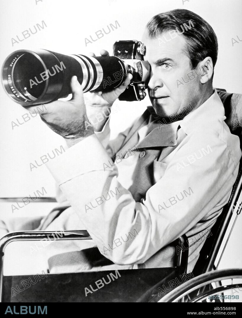 JAMES STEWART en LA VENTANA INDISCRETA, 1954 (REAR WINDOW), dirigida por ALFRED HITCHCOCK. Copyright PARAMOUNT PICTURES.