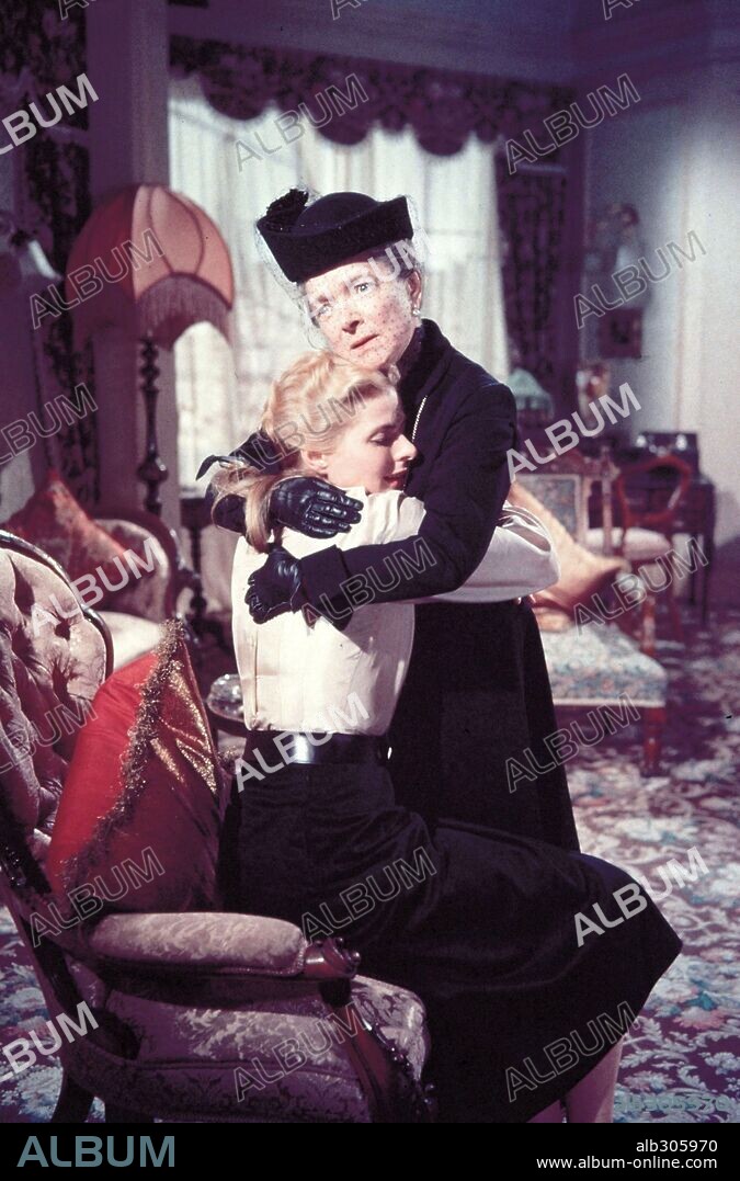 HELEN HAYES and INGRID BERGMAN in ANASTASIA, 1956, directed by ANATOLE LITVAK. Copyright 20TH CENTURY FOX.