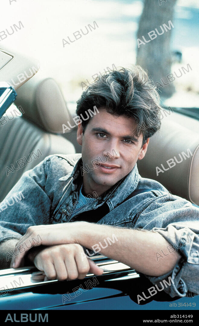 LORENZO LAMAS en FALCON CREST, 1981, dirigida por JEROME COURTLAND, PHILIP LEACOCK, REZA S. BADIYI y ROBERT FOXWORTH. Copyright LORIMAR TV.