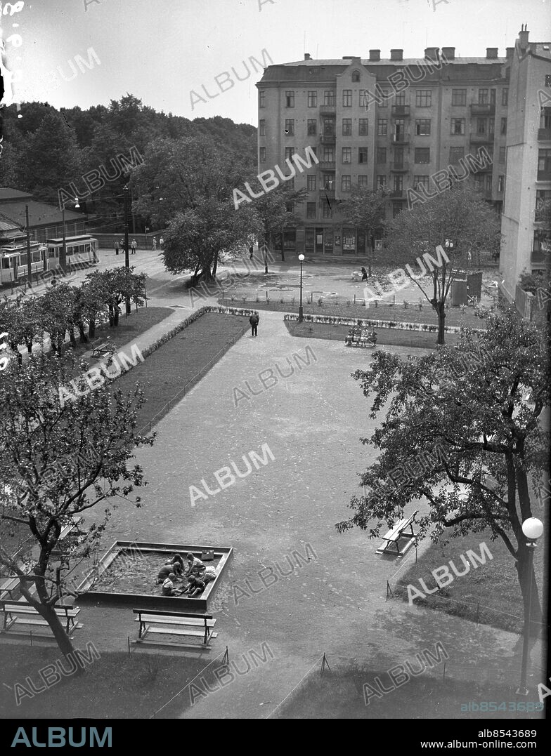 GÖTEBORG 1937-06-08.. Utsikt från ett av de nybyggda husen vid Svingeln över den nya lekplatsen, som en gång tillhörde Pontus Fürstenhofs sommarställe. Till vänster skymtar Göteborgs Spårvägars vagnhallar samt Stampens kyrkogård. Ännu har inte den sista huset byggts på Alströmergatan. Trädraden till vänster finns fortfarande kvar. *** Local Caption *** GT Låda 1937-juni-01 Foto: Kamerareportage / TT / Kod: 2524.