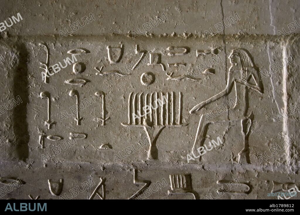 ESCRITURA JEROGLICIA. NUMERACION EGIPCIA. TUMBA DE NEFER Y KA-HAY. Perteneciente a la V Dinastía. Relieve jeroglífico con la representación de difunto junto a la mesa de ofrendas. Se menciona la cantidad concreta de alimentos ofrendados, utilizando un sistema de numeración basado en base 10 para los números, con símbolos diferentes para la unidad, decenas y el millar. IMPERIO ANTIGUO. NECROPOLIS DE SAKKARA. Egipto.