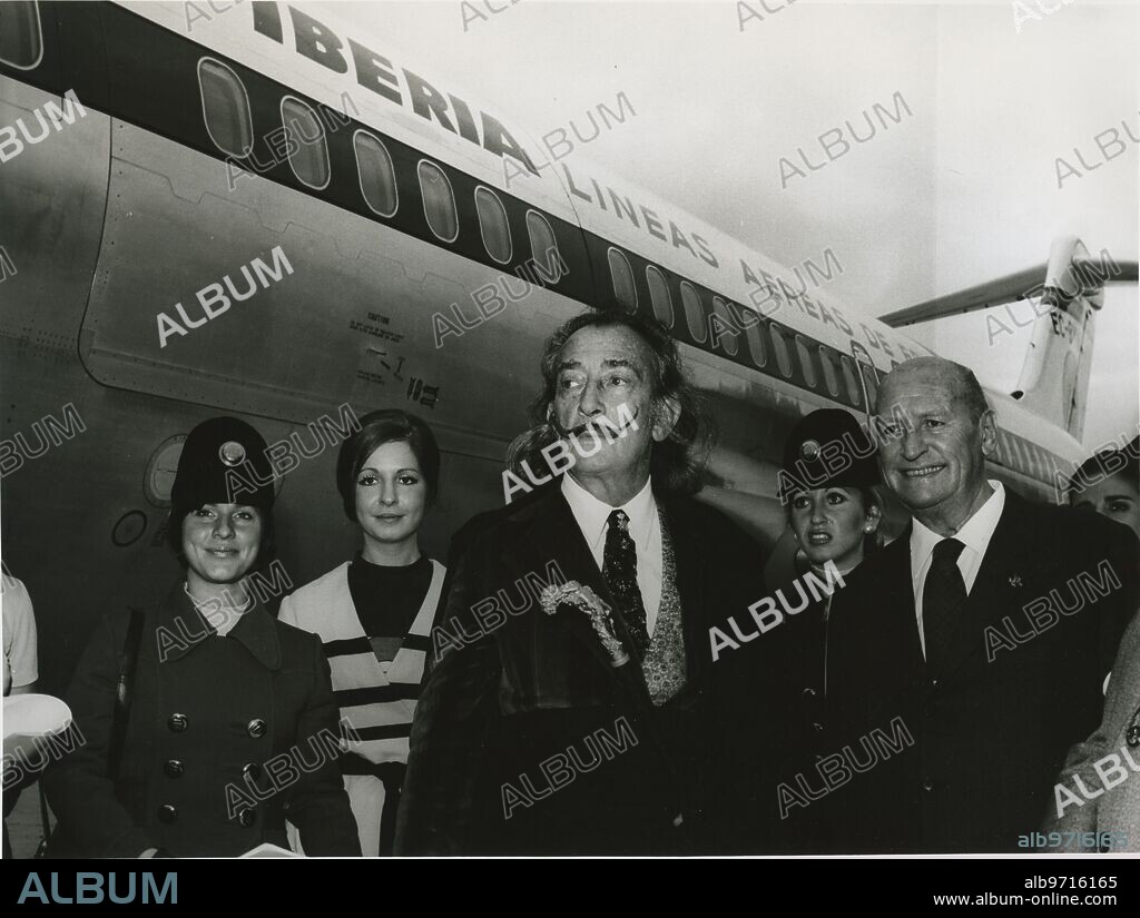 Marzo de 1973. Salvador Dalí posa junto a azafatas y otro personal de la compañía Iberia al pie del primer DC-10 de Iberia, bautizado como Costa Brava, que lució a bordo pinturas suyas. Los cuadros que Dalí pintó para Iberia en 1972 son "Pastor del Ampurdán" y "Sirena Alada de la Costa Brava".