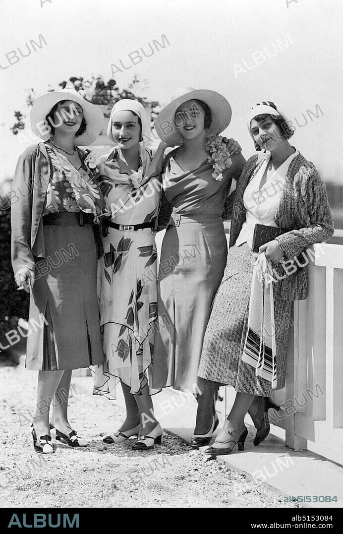 Fashion, four women posing with hats and dress, 1920s, Baltic Sea, Germany
