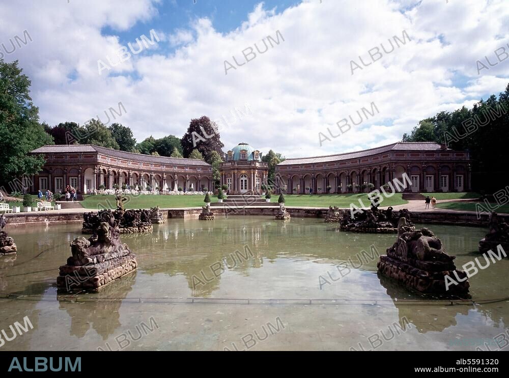 Bayreuth (Oberfranken, Bayern), Eremitage, Neues Schloss (erbaut 1749-53 unter Markgräfin Wilhelmine von Bayreuth; Arch.: J.Saint-Pierre). Außenansicht. Foto.