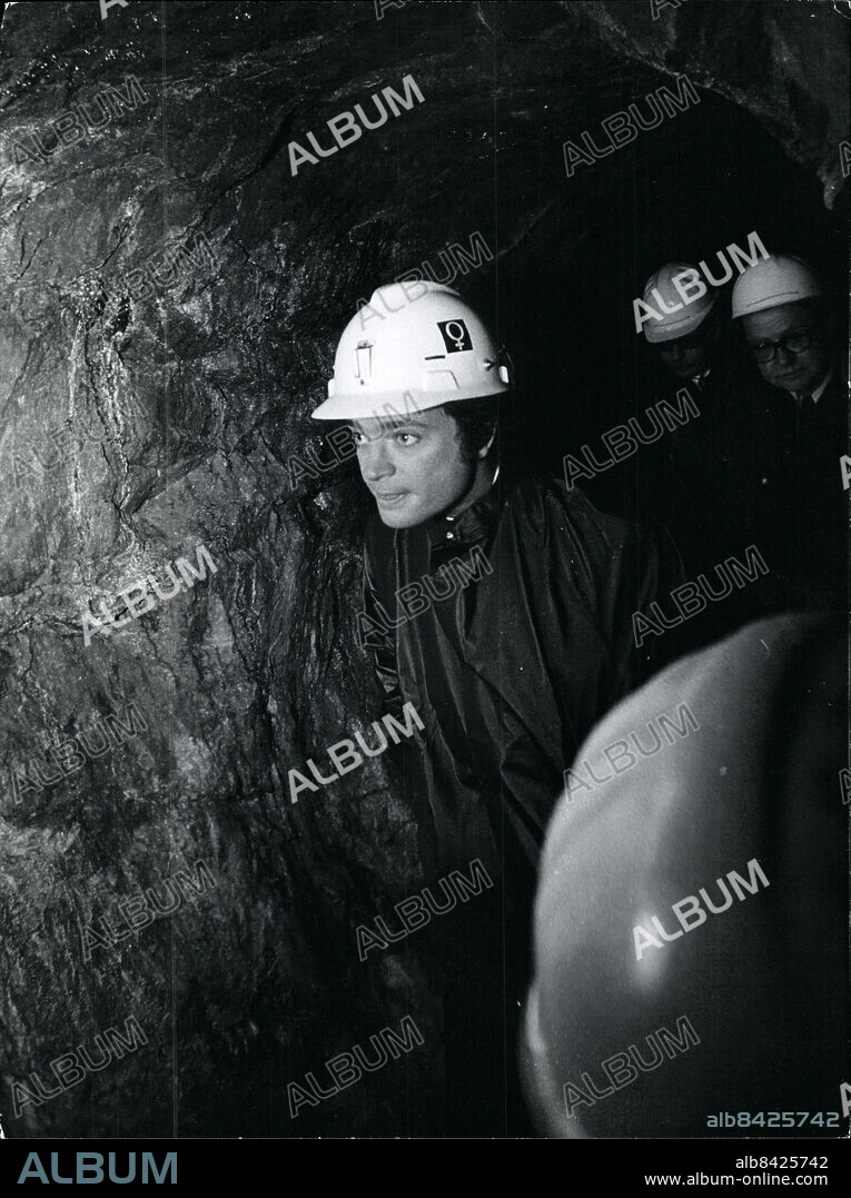 Falun 1973-10-29. Nyblivne kung Carl XVI Gustaf i hjälm under ett besök i Falu koppargruva. Foto Leif Jansson / Svenskt Pressfoto / TT / kod 20360.