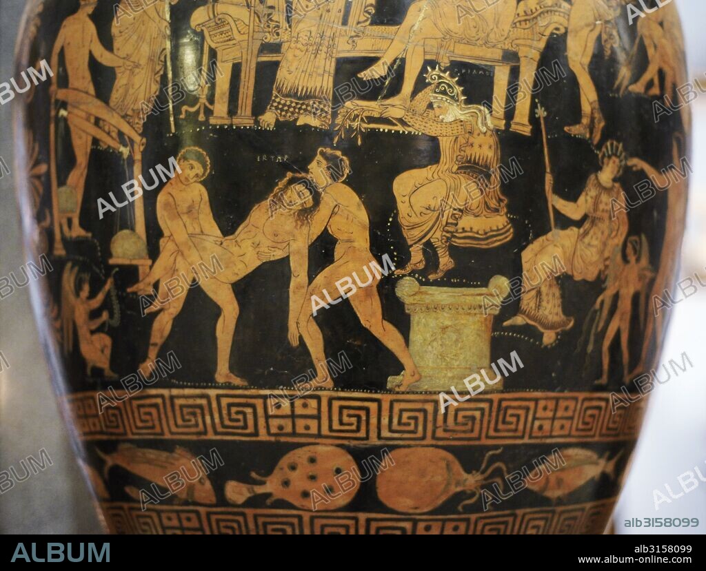 ARTE GRIEGO. Cerámica griega. Cratera con volutas decorada con figuras rojas. Procedente de Apulia, sur de Italia. Hacia el 350 A. C. Pintor Lycurgus. Arcilla. Representación del rescate del cuerpo del principe troyano Hector muerto por Aquiles (episodio de la Guerra de Troya) Museo del Hermitage (The State Hermitage Museum). San Petersburgo. Rusia.