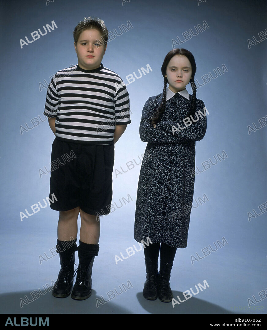 CHRISTINA RICCI and JIMMY WORKMAN in THE ADDAMS FAMILY, 1991, directed by BARRY SONNENFELD. Copyright COLUMBIA PICTURES.