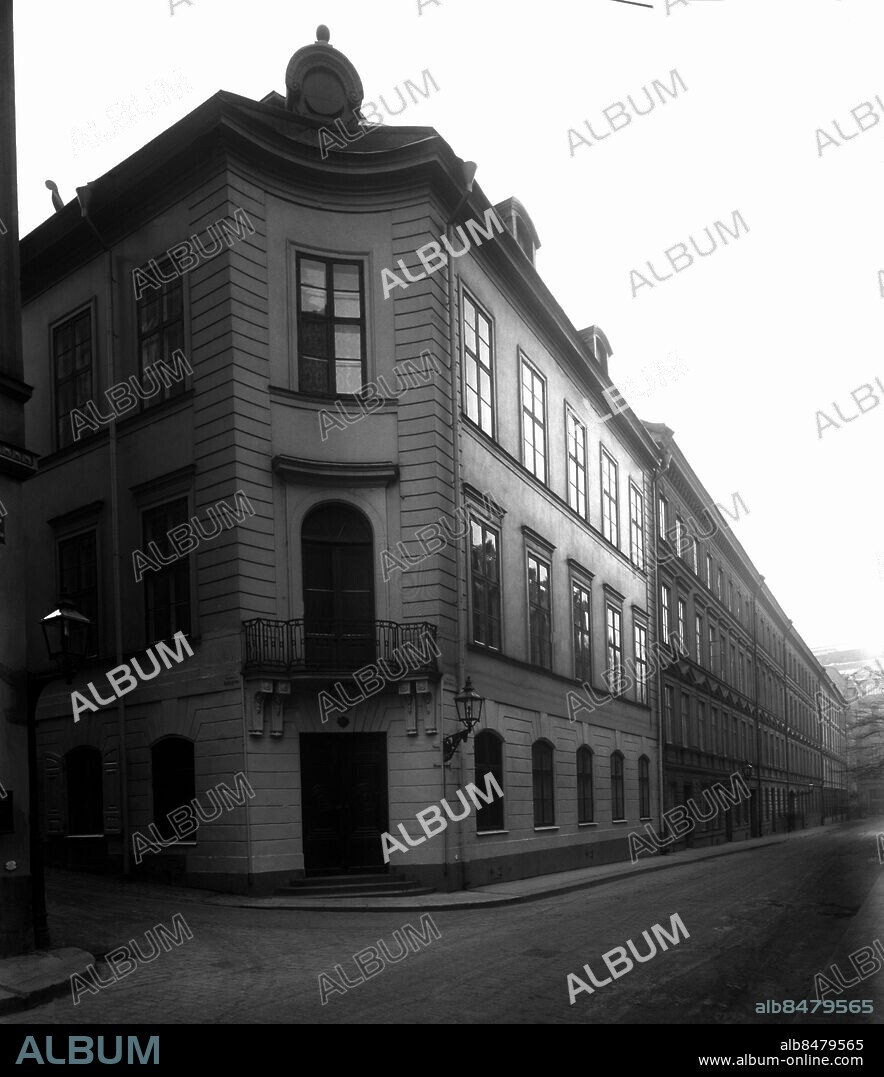 ARKIV 1920 . Västra Trädgårdsgatan på Norrmalm i Stockholm. Hörnhuset, Västra Trädgårdsgatan 13, fd De Geerska Palatset. Huset är byggt 1769-1775. Arkitekt var J.E Rehn. Fastigheten har restaurerats 1942 och 1977. Huset är uprsrungligen en tillbyggnad som revs för att ge plats åt det sk Tändstickspalatset, Västra Trädgårdsgatan 15.. House bulit 1769-1775 . Foto: TT / Kod 1900.