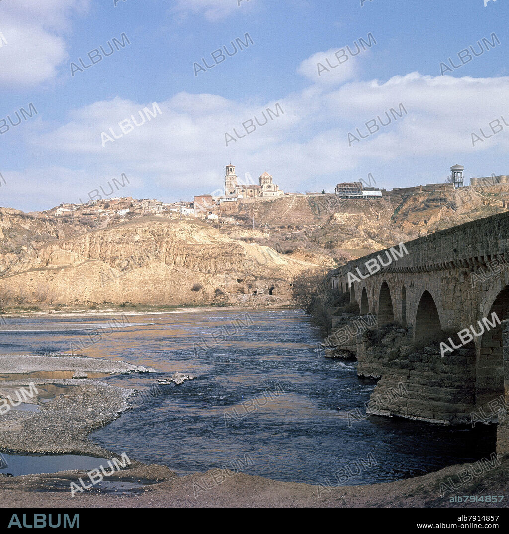 PUENTE DE TORO SOBRE EL RIO DUERO - SIGLO XII - FOT OAÑOS 70.