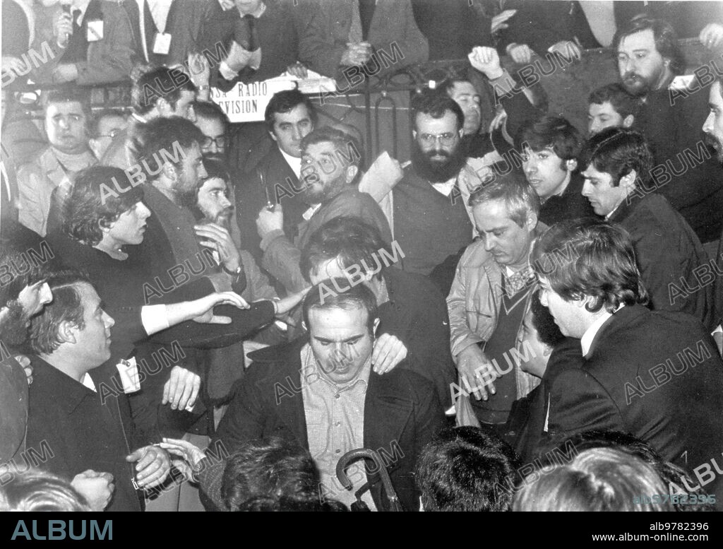 3 febrero 1981. El Rey en la casa de Juntas de Guernica cuando Iba A dar su discurso Es Interrumpido por Representantes de Herri Batasuna, se Levantaron y punto en Alto, Entonaron El "Eusko Gudariak".
