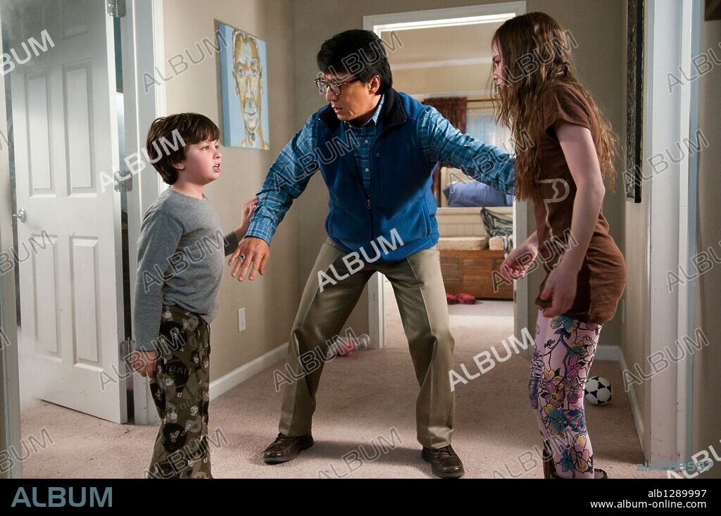 JACKIE CHAN, MADELINE CARROLL and WILL SHADLEY in THE SPY NEXT DOOR, 2010, directed by BRIAN LEVANT. Copyright LIONSGATE/RELATIVITY MEDIA/ROBERT SIMONDS PRODUCTIONS.
