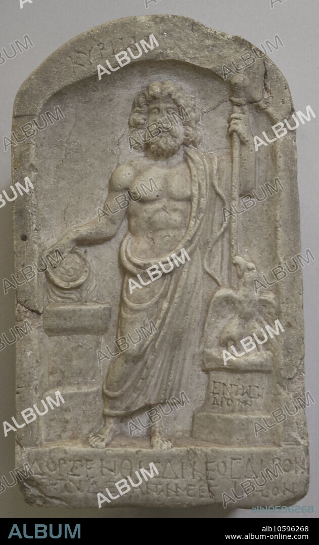 Zeus y un águila. Lápida votiva en mármol con dedicatoria a Zeus: Helios, dios maestro y dios vengador que destruye a los enemigos de sus adeptos, por Dorzentes, hijo de Dinis. Siglo III d.C. Procede de la antigua ciudad de Filipópolis (Plovdiv), Bulgaria. Museo Arqueológico Nacional. Sofía. Bulgaria.