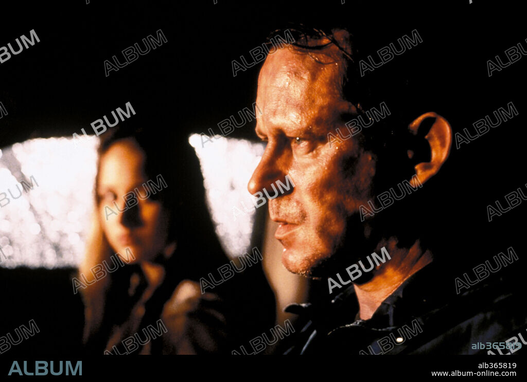 LEELEE SOBIESKI y STELLAN SKARSGARD en ÚLTIMA SOSPECHA, 2001 (THE GLASS HOUSE), dirigida por DANIEL SACKHEIM. Copyright ORIGINAL FILM/COLUMBIA PICTURES CORPORATION / IOVINO, PETER.