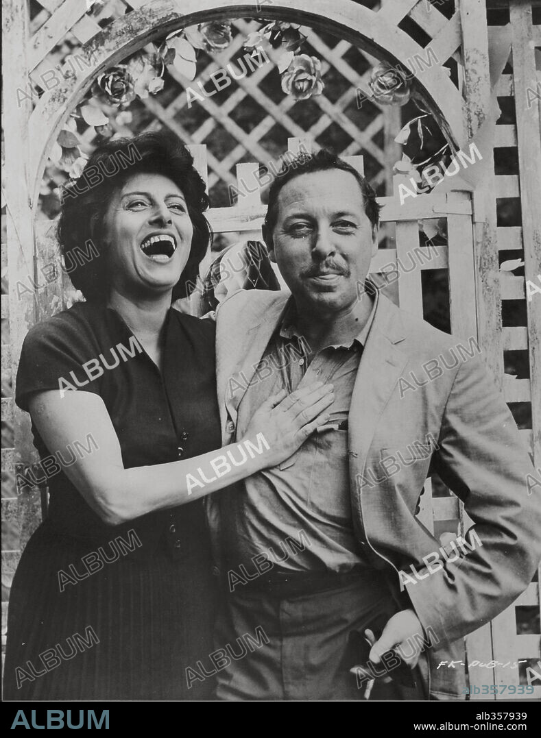 ANNA MAGNANI y TENNESSEE WILLIAMS en PIEL DE SERPIENTE, 1959 (THE FUGITIVE KIND), dirigida por SIDNEY LUMET. Copyright UNITED ARTISTS.