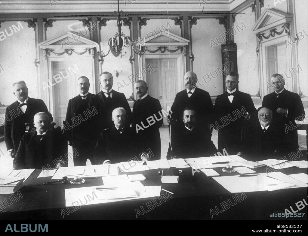 KARLSTAD 1905 - Unionsupplösningen. Upplösningen av unionen mellan Sverige och Norge (1814-1905). Sveriges och Norges delegation. Fr.v. stående Karl Staaff, okänd sekreterare, Hjalmar Hammarskjöld, Johannes Hellner (sekreterare), J G Levland och två okända norrmänn. Sittande från vänster Fredrik Wachtmeister och Christian Lundeberg (Sveriges statsminister) från Sverige och Christian Michelsen (Norges statsminister, 2:a fr.h.) och C C Berner (Stortingspesident). Lundeberg var statsminister 1905. Foto: Pressens Bild / Kod: 194.