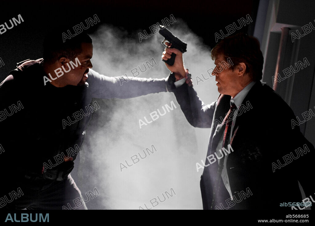 ICE CUBE and WILLEM DAFOE in XXX: STATE OF THE UNION, 2005, directed by LEE TAMAHORI. Copyright COLUMBIA PICTURES.