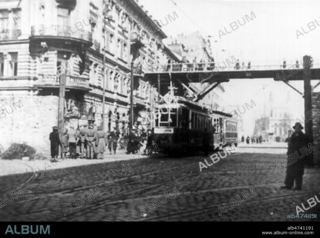 Passerelle construite au-dessus de la rue Chlodna a Varsovie (Pologne) et reservee aux pietons juifs et reliant les deux partie du ghetto. Photographie anonyme pour une carte postale de 1942. Credit : Jewish Memories / Kharbine-Tapabor.