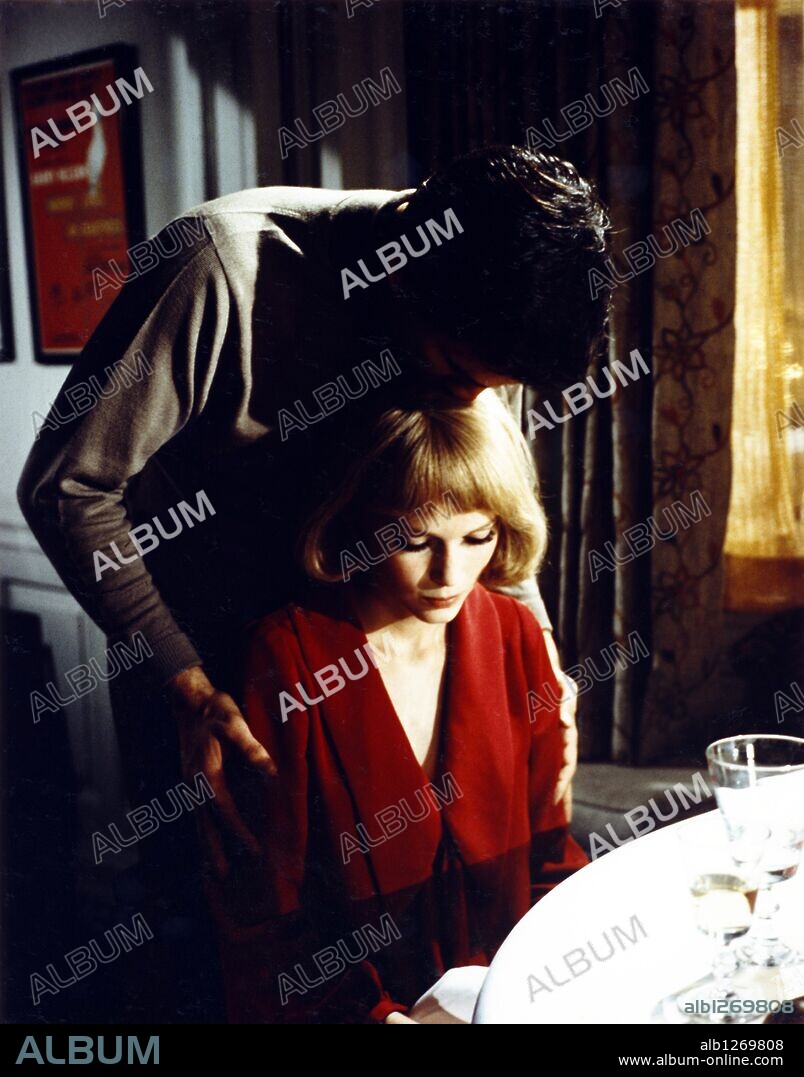 MIA FARROW und ROMAN POLANSKI in ROSEMARY'S BABY, 1968, unter der Regie von ROMAN POLANSKI. Copyright PARAMOUNT PICTURES.