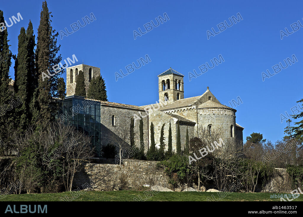 ARTE ROMANICO. ESPAÑA. MONASTERIO BENEDICTINO SAN BENET. Construido en el siglo X y restaurado en el siglo XX por el arquitecto Josep Puig i Cadafalch. Vista del exterior. Alrededores de Sant Fructuós de Bages. Comarca del Bagues. Provincia de Barcelona. Cataluña. España.