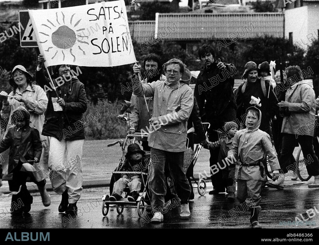 Barsebäck - Skåne - 1979-05-30 - Demonstration mot kärnkraft utanför Barsebäck kärnkraftverk - Fr v med banderoll Ingela Magnusson, Jan Magnusson, och Tobias Magnusson. I mitten med barnvagn Lennart Jansson och Lars Johansson 3 år. *** Local Caption *** GP. MAGNUS GOTANDER.