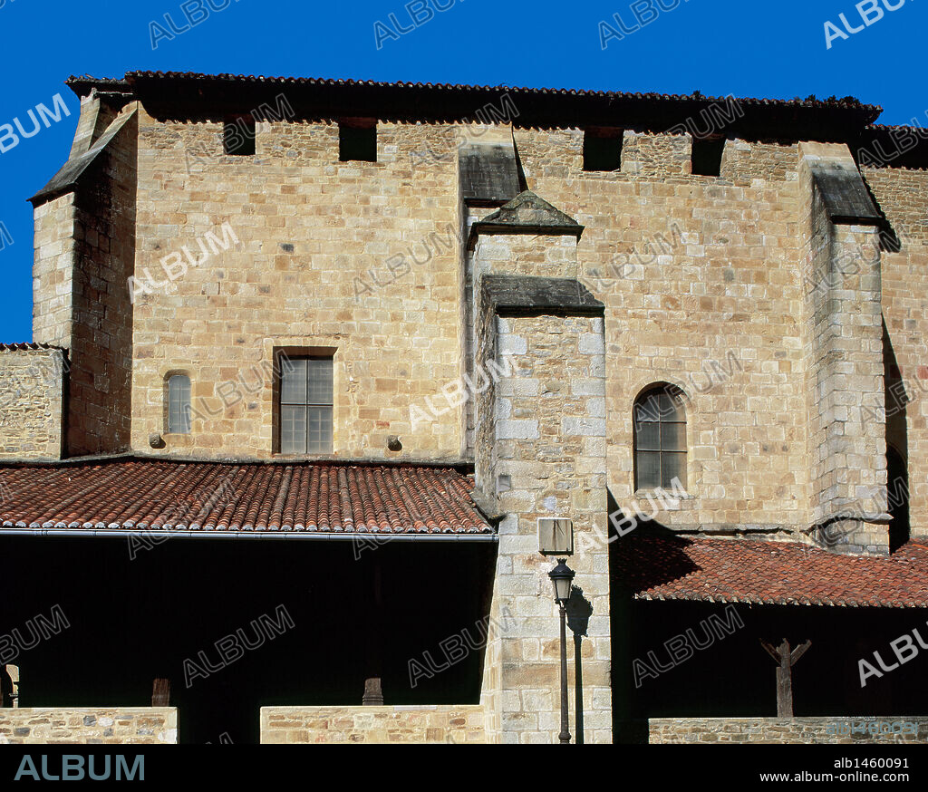 ARTE GOTICO. ESPAÑA. COLEGIATA DE ZENARRUZA. Vista parcial del exterior de la IGLESIA, del s. XV. Alrededores de Marquina (Markina-Xemein). Provincia de Vizcaya. País Vasco.