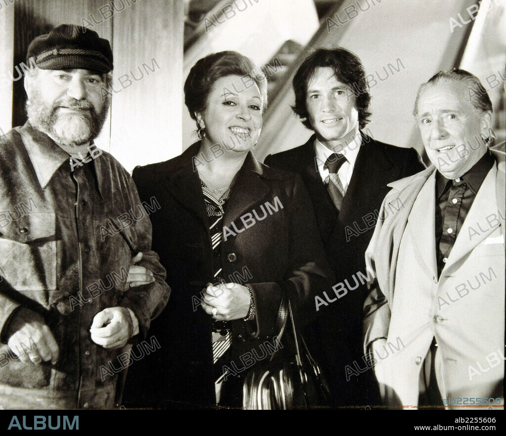 LAZAGA , PEDRO. DIRECTOR DE CINE ESPAÑOL. VALLS 1918 -. FOTO CON FLORINDA CHICO , SEBASTIAN PALOMO LINARES , PACO MARTINEZ SORIA. AÑO 1975.