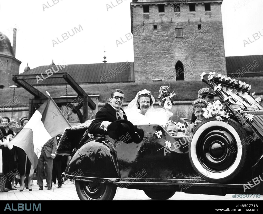 ARKIV KALMAR 19630713. Kalmarflickan Gunilla Svensson har gift sig i Kalmars slottskyrka med fransmannen Ghislain de Marsily. Efter vigseln åkte brudparet genom Kalmar i sin något underliga bil, som väckte en enorm uppmärksamhet bland Kalmarborna.. Foto: Harry Jonsson / Expressen / SCANPIX / . Kod: 192. **AFTONBLADET OUT**.